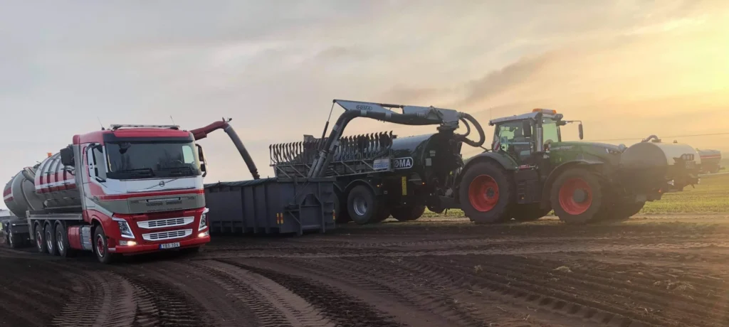 Traktor och lastbil förbereder flytgödseltransport