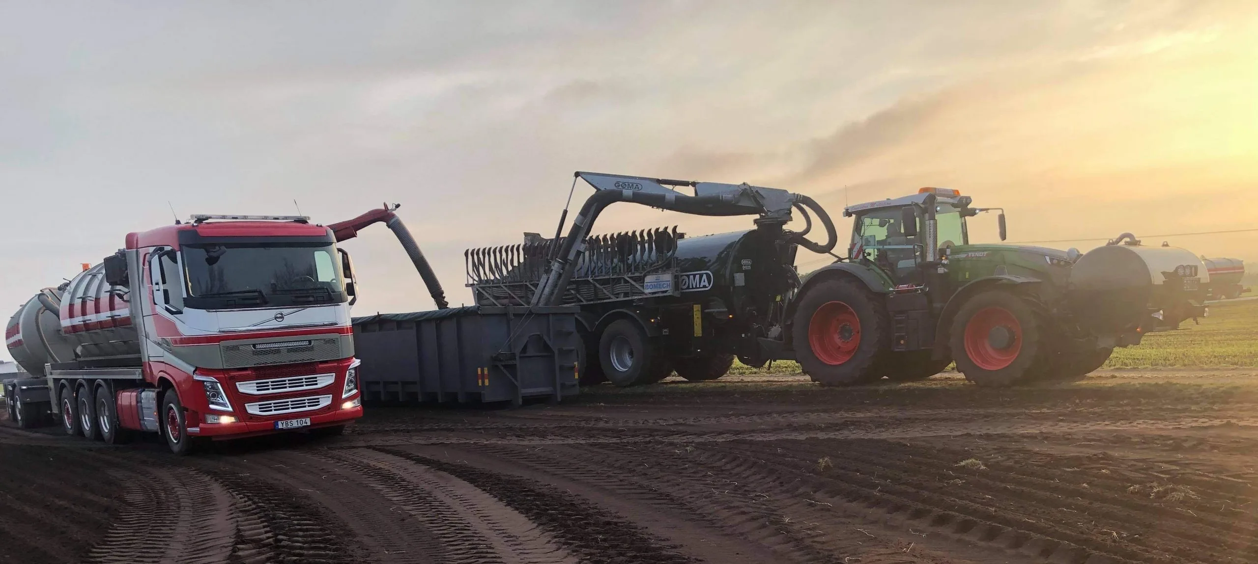Traktor och lastbil förbereder flytgödseltransport Halland Traktor och lastbil förbereder flytgödseltransport Halland