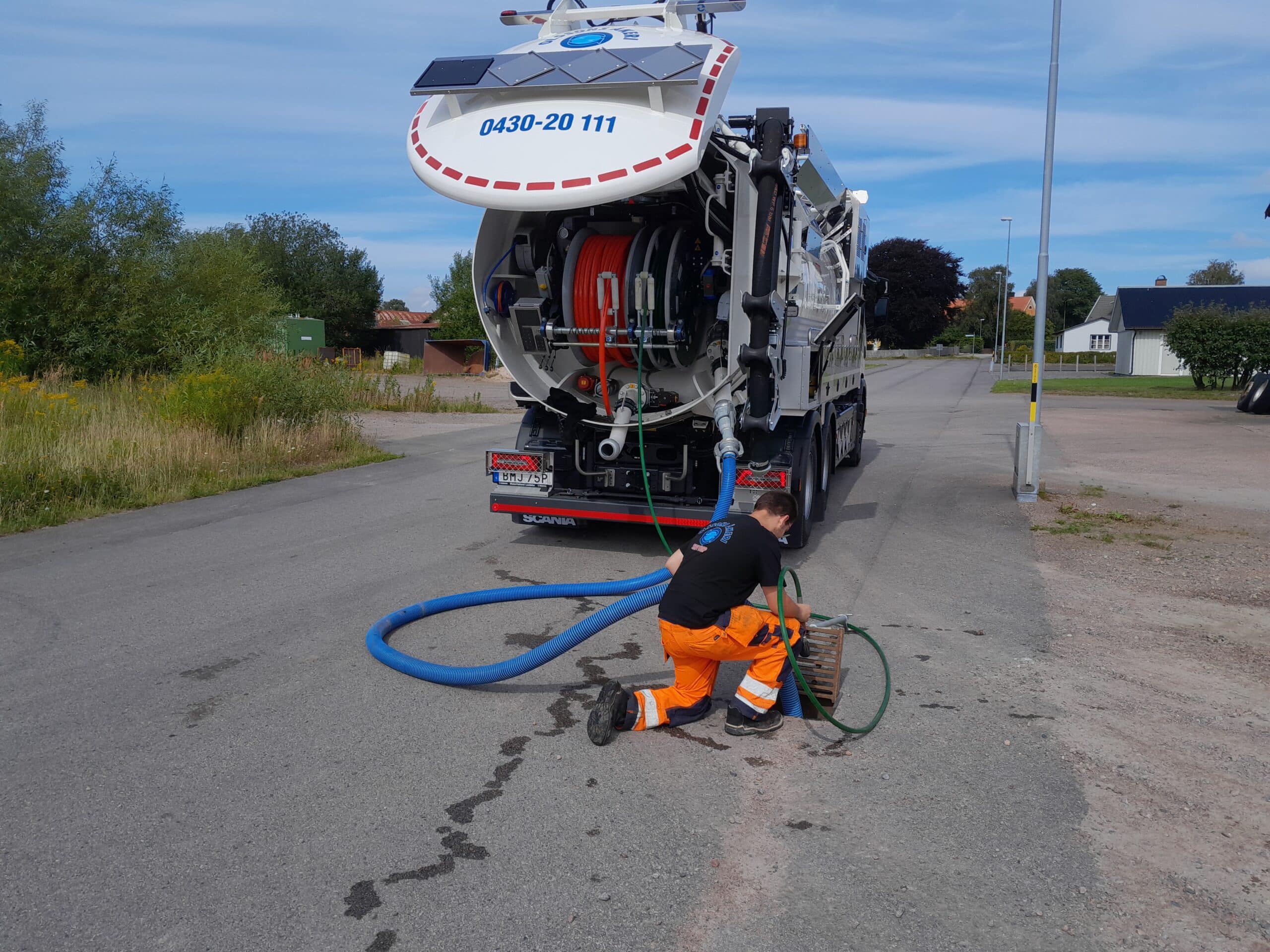 Slamsugning Halland - Pågående slamsugning vid brunn