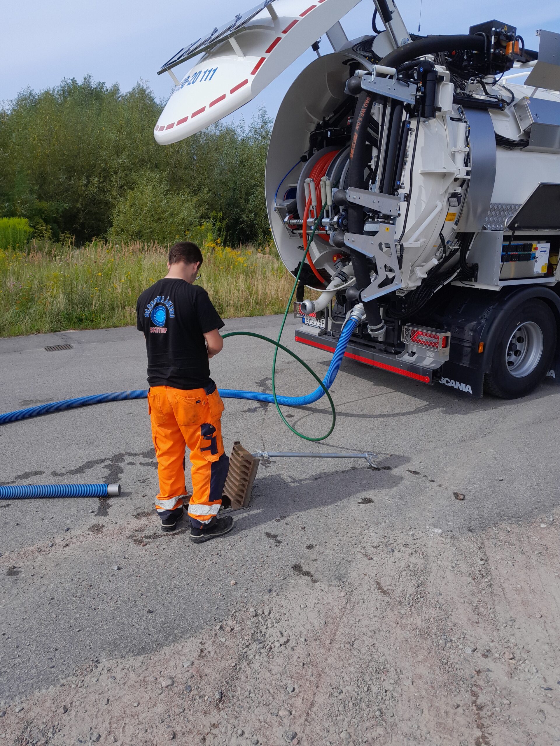 Torrsugning Halland - Förbereder sugbilen för torrsugning